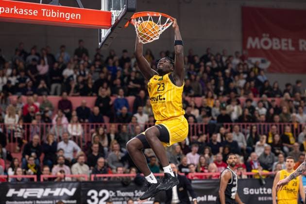 Tigers Tuebingen - Giessen 46ers, Herren, 2. Bundesliga, Barmer 2. Basketball Bundesliga, pro A, 7. Spieltag, Spielzeit 2025 2026, 07.11.2025 Melkisedek Moreaux (Tigers Tuebingen, 23) beim Dunking, haengend am Korb