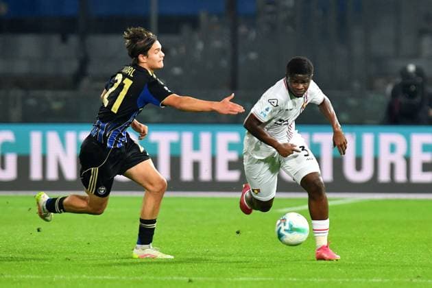 CALCIO - Serie A - Pisa SC vs US Cremonese Mikayil Ngor Faye (Cremonese) Isak Vural (Pisa) during Pisa SC vs US Cremonese, Italian soccer Serie A match in Pisa, Italy, November 07 2025 Pisa Italy  Copyright: xIPAxSport ABACAx