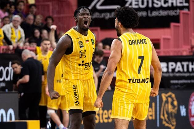 Tigers Tuebingen - Giessen 46ers, Herren, 2. Bundesliga, Barmer 2. Basketball Bundesliga, pro A, 7. Spieltag, Spielzeit 2025 2026, 07.11.2025 Melkisedek Moreaux (Tigers Tuebingen, 23) feiert mit Silas Oriane (Tigers Tuebingen, 07)