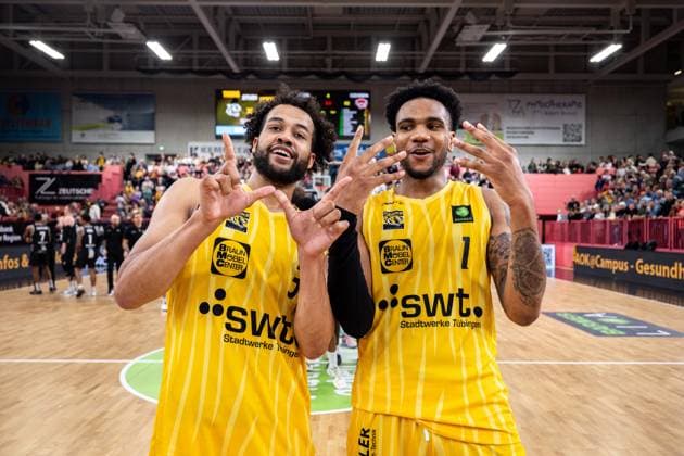 Tigers Tuebingen - Giessen 46ers, Herren, 2. Bundesliga, Barmer 2. Basketball Bundesliga, pro A, 7. Spieltag, Spielzeit 2025 2026, 07.11.2025 Miles Tention (Tigers Tuebingen, 03) und Bernard Pelote (Tigers Tuebingen, 01) feiern nach dem Sieg