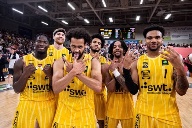 Tigers Tuebingen - Giessen 46ers, Herren, 2. Bundesliga, Barmer 2. Basketball Bundesliga, pro A, 7. Spieltag, Spielzeit 2025 2026, 07.11.2025 Melkisedek Moreaux (Tigers Tuebingen, 23), Lukas Milner (Tigers Tuebingen, 17), Miles Tention (Tigers Tuebingen, 03), Silas Oriane (Tigers Tuebingen, 07), Jacobi Wood (Tigers Tuebingen, 24) und Bernard Pelote (Tigers Tuebingen, 01) feiern nach dem Sieg