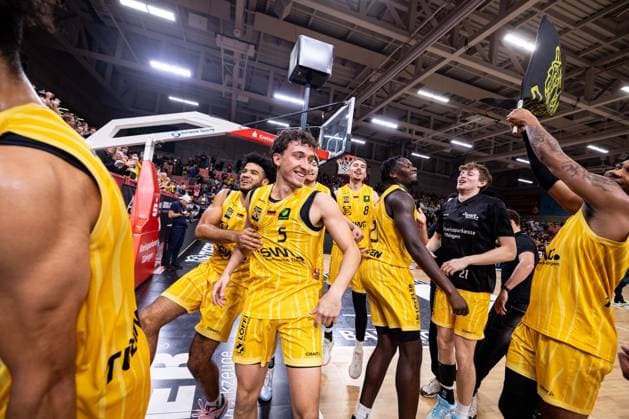 Tigers Tuebingen - Giessen 46ers, Herren, 2. Bundesliga, Barmer 2. Basketball Bundesliga, pro A, 7. Spieltag, Spielzeit 2025 2026, 07.11.2025 Das Team der Tigers feiert nach dem Sieg (mitte) Kaya Bayram (Tigers Tuebingen, 05)