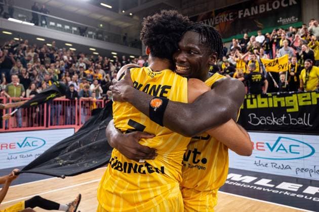 Tigers Tuebingen - Giessen 46ers, Herren, 2. Bundesliga, Barmer 2. Basketball Bundesliga, pro A, 7. Spieltag, Spielzeit 2025 2026, 07.11.2025 Melkisedek Moreaux (Tigers Tuebingen, 23) und Silas Oriane (Tigers Tuebingen, 07) liegen sich in den Armen