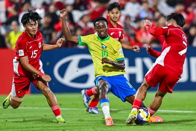 Brazil v Indonesia: Group H - FIFA U-17 World Cup Qatar 2025 Gabriel Mec (C) of Brazil and Zahaby Gholy of Indonesia in action during the FIFA U-17 World Cup Qatar 2025 Group E match between Brazil and Indonesia in Doha, Qatar, on November 7, 2025. DOHA Qatar Copyright: xNOUSHADx