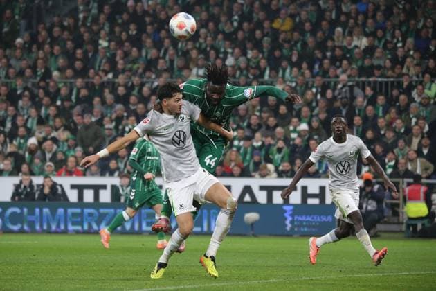 07.11.2025, xmohx, Fussball 1.Bundesliga, SV Werder Bremen - VfL Wolfsburg v.l. Jenson Seelt (VfL Wolfsburg) Victor Boniface (SV Werder Bremen) Zweikampf, Aktion, action, battle for the ball (DFL DFB REGULATIONS PROHIBIT ANY USE OF PHOTOGRAPHS as IMAGE SEQUENCES and or QUASI-VIDEO) Bremen