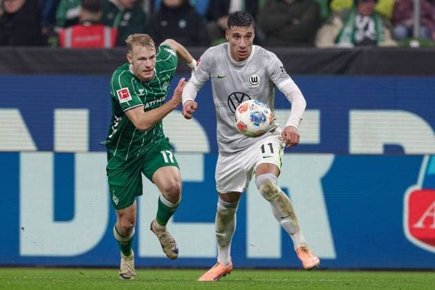 v.li.: Marco Grüll (SV Werder Bremen, 17) und Adam Daghim (VfL Wolfsburg, 11) im Zweikampf, Duell, Dynamik, Aktion, Action, Spielszene, DIE DFL-RICHTLINIEN UNTERSAGEN JEGLICHE NUTZUNG VON FOTOS ALS SEQUENZBILDER UND ODER VIDEOA?HNLICHE FOTOSTRECKEN. DFL REGULATIONS PROHIBIT ANY USE OF PHOTOGRAPHS AS IMAGE SEQUENCES AND OR QUASI-VIDEO., 07.11.2025, Bremen (Deutschland), Fussball, Bundesliga, SV Werder Bremen - VfL Wolfsburg