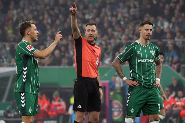 07.11.2025, xmohx, Fussball 1.Bundesliga, SV Werder Bremen - VfL Wolfsburg v.l. Senne Lynen (SV Werder Bremen) Schiedsrichter Referee Felix Zwayer Marco Friedl (SV Werder Bremen) (DFL DFB REGULATIONS PROHIBIT ANY USE OF PHOTOGRAPHS as IMAGE SEQUENCES and or QUASI-VIDEO) Bremen
