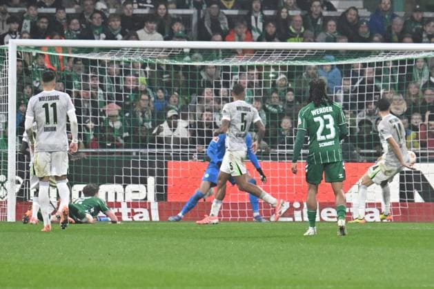 GER, 1. FBL, SV Werder Bremen vs VfL Wolfsburg 07.11.2025, wohninvest Weserstadion, Bremen, GER, 1. FBL, SV Werder Bremen vs VfL Wolfsburg im Bild picture shows Tor zum 1:1 . Torschütze Torschuetze Jens Stage (SV Werder Bremen 06) trifft zum 1:1 ins Tor von Torwart Kamil Grabara (VfL Wolfsburg 01)