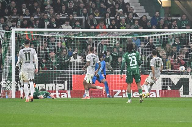 GER, 1. FBL, SV Werder Bremen vs VfL Wolfsburg 07.11.2025, wohninvest Weserstadion, Bremen, GER, 1. FBL, SV Werder Bremen vs VfL Wolfsburg im Bild picture shows Tor zum 1:1 . Torschütze Torschuetze Jens Stage (SV Werder Bremen 06) trifft zum 1:1 ins Tor von Torwart Kamil Grabara (VfL Wolfsburg 01)