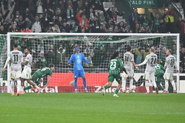 GER, 1. FBL, SV Werder Bremen vs VfL Wolfsburg 07.11.2025, wohninvest Weserstadion, Bremen, GER, 1. FBL, SV Werder Bremen vs VfL Wolfsburg im Bild picture shows Tor zum 1:1 . Torschütze Torschuetze Jens Stage (SV Werder Bremen 06) trifft zum 1:1 ins Tor von Torwart Kamil Grabara (VfL Wolfsburg 01)