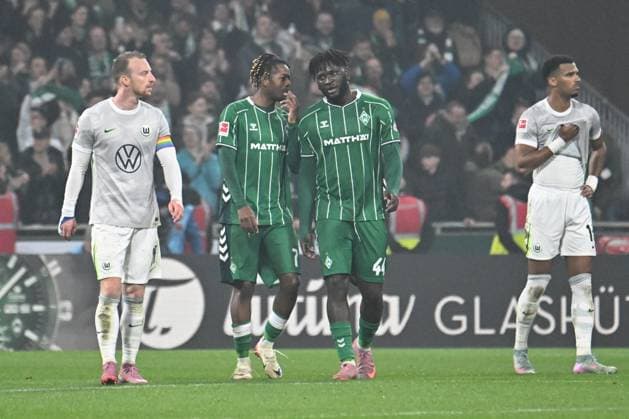 GER, 1. FBL, SV Werder Bremen vs VfL Wolfsburg 07.11.2025, wohninvest Weserstadion, Bremen, GER, 1. FBL, SV Werder Bremen vs VfL Wolfsburg im Bild picture shows Torjubel Jubel. Torschütze Torschuetze Samuel Mbangula (SV Werder Bremen 07) jubelt ueber das Tor zum 2:1. links Victor Boniface (SV Werder Bremen 44)