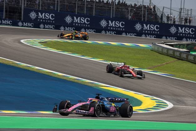 Formula 1 MSC Cruises Grande Premio de Sao Paulo 2025 07.11.2025, Autodromo Jose Carlos Pace, Interlagos, Formula 1 MSC Cruises Grande Premio de Sao Paulo 2025 , im Bild Pierre Gasly (FRA), BWT Alpine F1 Team, Charles Leclerc (MCO), Scuderia Ferrari HP