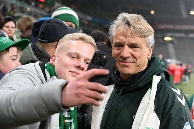GER, 1. FBL, SV Werder Bremen vs VfL Wolfsburg 07.11.2025, wohninvest Weserstadion, Bremen, GER, 1. FBL, SV Werder Bremen vs VfL Wolfsburg im Bild picture shows Spielende. Endstand 2:1.Fans machen Selfies mit Trainer Horst Steffen (Werder Bremen)