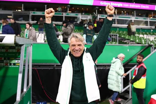07.11.2025, xmohx, Fussball 1.Bundesliga, SV Werder Bremen - VfL Wolfsburg v.l. Jubel, Freude über den Sieg Trainer Horst Steffen (SV Werder Bremen) (DFL DFB REGULATIONS PROHIBIT ANY USE OF PHOTOGRAPHS as IMAGE SEQUENCES and or QUASI-VIDEO) Bremen