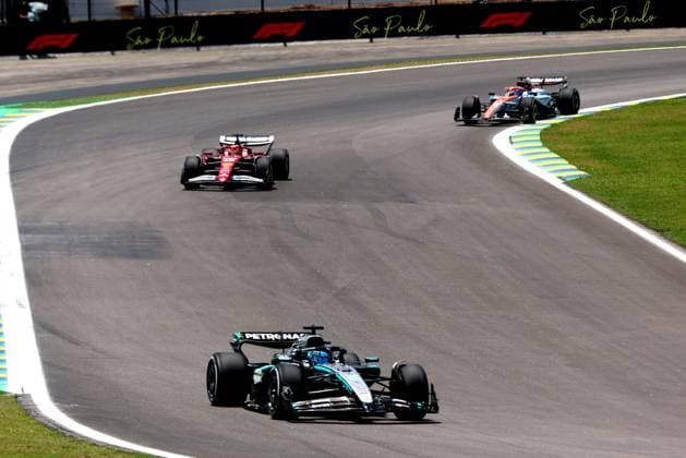 Formula 1 MSC Cruises Grande Premio de Sao Paulo 2025 07.11.2025, Autodromo Jose Carlos Pace, Interlagos, Formula 1 MSC Cruises Grande Premio de Sao Paulo 2025 , im Bild George Russell (GBR), Mercedes-AMG Petronas Formula One Team, Charles Leclerc (MCO), Scuderia Ferrari HP, Alexander Albon (GBR), Atlassian Williams Racing