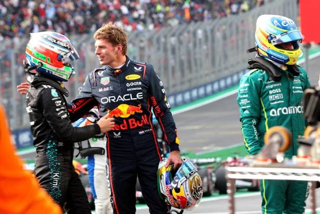 Formula 1 MSC Cruises Grande Premio de Sao Paulo 2025 07.11.2025, Autodromo Jose Carlos Pace, Interlagos, Formula 1 MSC Cruises Grande Premio de Sao Paulo 2025 , im Bild Max Verstappen (NLD), Oracle Red Bull Racing gratuliert Andrea Kimi Antonelli (ITA), Mercedes-AMG Petronas Formula One Team zu seinem 2.Startplatz, Fernando Alonso (ESP), Aston Martin Aramco Cognizant Formula One Team