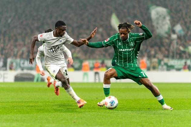 Samuel Mbangula (SV Werder Bremen, 07) im Zweikampf, Kampf um den Ball mit Sael Kumbedi (VfL Wolfsburg, 26), GER, SV Werder Bremen vs VfL Wolfsburg, Fussball, Bundesliga, Spieltag 10, Saison 2025 2026, 07.11.2025 DFL REGULATIONS PROHIBIT ANY USE OF PHOTOGRAPHS AS IMAGE SEQUENCES AND OR QUASI-VIDEO GER, SV Werder Bremen vs VfL Wolfsburg, Fussball, Bundesliga, Spieltag 10, Saison 2025 2026, 07.11.2025 Bremen Copyright: xEibner-Pressefoto MaxxVincenx EP_MVN