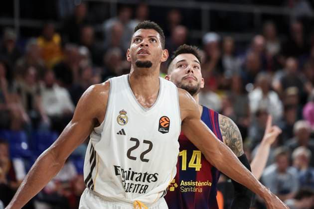 November 7, 2025, Barcelona, Barcelona, Spain: Edy Tavares of Real Madrid and Willy Hernangomez of FC Barcelona, Barca fight for the ball during the EuroLeague Regular Season Round 9 match played between FC Barcelona and Real Madrid at Palau Blaugrana on November 07, 2025 in Barcelona, Spain. Barcelona Spain - ZUMAa181 20251107_zaa_a181_247 Copyright: xJavierxBorregox