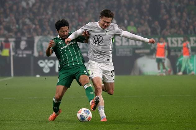 07.11.2025, xmohx, Fussball 1.Bundesliga, SV Werder Bremen - VfL Wolfsburg v.l. Yukinari Sugawara (SV Werder Bremen) Mattias Svanberg (VfL Wolfsburg) Zweikampf, Aktion, action, battle for the ball (DFL DFB REGULATIONS PROHIBIT ANY USE OF PHOTOGRAPHS as IMAGE SEQUENCES and or QUASI-VIDEO) Bremen