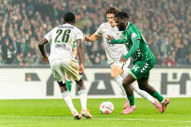 Victor Boniface (SV Werder Bremen, 44) im Dribbling gegen Sael Kumbedi (VfL Wolfsburg, 26), GER, SV Werder Bremen vs VfL Wolfsburg, Fussball, Bundesliga, Spieltag 10, Saison 2025 2026, 07.11.2025 DFL REGULATIONS PROHIBIT ANY USE OF PHOTOGRAPHS AS IMAGE SEQUENCES AND OR QUASI-VIDEO GER, SV Werder Bremen vs VfL Wolfsburg, Fussball, Bundesliga, Spieltag 10, Saison 2025 2026, 07.11.2025 Bremen Copyright: xEibner-Pressefoto MaxxVincenx EP_MVN