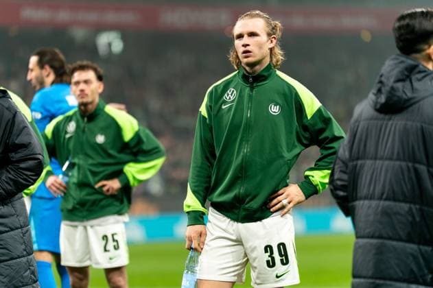 Patrick Wimmer (VfL Wolfsburg, 39) enttaeuscht Enttaeuschung nach Niederlage, GER, SV Werder Bremen vs VfL Wolfsburg, Fussball, Bundesliga, Spieltag 10, Saison 2025 2026, 07.11.2025 DFL REGULATIONS PROHIBIT ANY USE OF PHOTOGRAPHS AS IMAGE SEQUENCES AND OR QUASI-VIDEO GER, SV Werder Bremen vs VfL Wolfsburg, Fussball, Bundesliga, Spieltag 10, Saison 2025 2026, 07.11.2025 Bremen Copyright: xEibner-Pressefoto MaxxVincenx EP_MVN