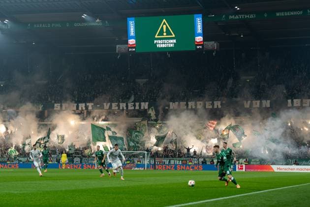 Pyrotechnik Bengalo Fans Ultras, GER, SV Werder Bremen vs VfL Wolfsburg, Fussball, Bundesliga, Spieltag 10, Saison 2025 2026, 07.11.2025 DFL REGULATIONS PROHIBIT ANY USE OF PHOTOGRAPHS AS IMAGE SEQUENCES AND OR QUASI-VIDEO GER, SV Werder Bremen vs VfL Wolfsburg, Fussball, Bundesliga, Spieltag 10, Saison 2025 2026, 07.11.2025 Bremen Copyright: xEibner-Pressefoto MaxxVincenx EP_MVN