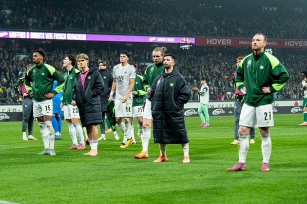 Wolfsburger Mannschaft enttaeuscht Enttaeuschung nach Niederlage vor den Fans, Moritz Jenz (VfL Wolfsburg, 15), Patrick Wimmer (VfL Wolfsburg, 39), Maximilian Arnold (VfL Wolfsburg, 27), GER, SV Werder Bremen vs VfL Wolfsburg, Fussball, Bundesliga, Spieltag 10, Saison 2025 2026, 07.11.2025 DFL REGULATIONS PROHIBIT ANY USE OF PHOTOGRAPHS AS IMAGE SEQUENCES AND OR QUASI-VIDEO GER, SV Werder Bremen vs VfL Wolfsburg, Fussball, Bundesliga, Spieltag 10, Saison 2025 2026, 07.11.2025 Bremen Copyright: xEibner-Pressefoto MaxxVincenx EP_MVN