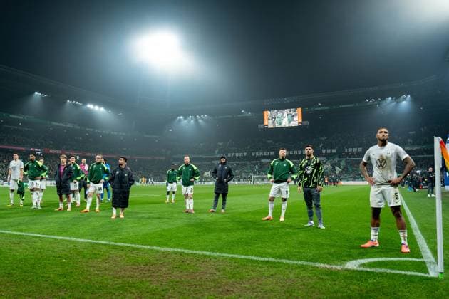 Wolfsburger Mannschaft enttaeuscht Enttaeuschung nach Niederlage vor den Fans, Maximilian Arnold (VfL Wolfsburg, 27), Vinicius Souza (VfL Wolfsburg, 05), GER, SV Werder Bremen vs VfL Wolfsburg, Fussball, Bundesliga, Spieltag 10, Saison 2025 2026, 07.11.2025 DFL REGULATIONS PROHIBIT ANY USE OF PHOTOGRAPHS AS IMAGE SEQUENCES AND OR QUASI-VIDEO GER, SV Werder Bremen vs VfL Wolfsburg, Fussball, Bundesliga, Spieltag 10, Saison 2025 2026, 07.11.2025 Bremen Copyright: xEibner-Pressefoto MaxxVincenx EP_MVN