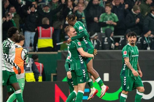 Tor zum 2:1 Samuel Mbangula (SV Werder Bremen, 07) jubelt Jubel mit der Mannschaft, Amos Pieper (SV Werder Bremen, 05), GER, SV Werder Bremen vs VfL Wolfsburg, Fussball, Bundesliga, Spieltag 10, Saison 2025 2026, 07.11.2025 DFL REGULATIONS PROHIBIT ANY USE OF PHOTOGRAPHS AS IMAGE SEQUENCES AND OR QUASI-VIDEO GER, SV Werder Bremen vs VfL Wolfsburg, Fussball, Bundesliga, Spieltag 10, Saison 2025 2026, 07.11.2025 Bremen Copyright: xEibner-Pressefoto MaxxVincenx EP_MVN