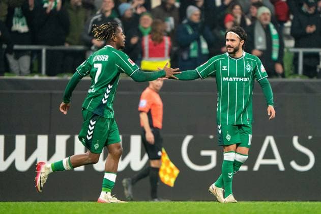 Tor zum 1:2 Samuel Mbangula (SV Werder Bremen, 07) jubelt Jubel mit Leonardo Bittencourt (SV Werder Bremen, 10), GER, SV Werder Bremen vs VfL Wolfsburg, Fussball, Bundesliga, Spieltag 10, Saison 2025 2026, 07.11.2025 DFL REGULATIONS PROHIBIT ANY USE OF PHOTOGRAPHS AS IMAGE SEQUENCES AND OR QUASI-VIDEO GER, SV Werder Bremen vs VfL Wolfsburg, Fussball, Bundesliga, Spieltag 10, Saison 2025 2026, 07.11.2025 Bremen Copyright: xEibner-Pressefoto MaxxVincenx EP_MVN