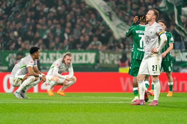 Maximilian Arnold (VfL Wolfsburg, 27) enttaeuscht Enttaeuschung nach Niederlage, GER, SV Werder Bremen vs VfL Wolfsburg, Fussball, Bundesliga, Spieltag 10, Saison 2025 2026, 07.11.2025 DFL REGULATIONS PROHIBIT ANY USE OF PHOTOGRAPHS AS IMAGE SEQUENCES AND OR QUASI-VIDEO GER, SV Werder Bremen vs VfL Wolfsburg, Fussball, Bundesliga, Spieltag 10, Saison 2025 2026, 07.11.2025 Bremen Copyright: xEibner-Pressefoto MaxxVincenx EP_MVN