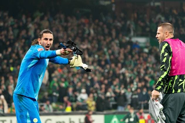 Torwart Kamil Grabara (VfL Wolfsburg, 01) enttaeuscht Enttaeuschung nach Niederlage, Sauer, Frustriert, Emotionen, GER, SV Werder Bremen vs VfL Wolfsburg, Fussball, Bundesliga, Spieltag 10, Saison 2025 2026, 07.11.2025 DFL REGULATIONS PROHIBIT ANY USE OF PHOTOGRAPHS AS IMAGE SEQUENCES AND OR QUASI-VIDEO GER, SV Werder Bremen vs VfL Wolfsburg, Fussball, Bundesliga, Spieltag 10, Saison 2025 2026, 07.11.2025 Bremen Copyright: xEibner-Pressefoto MaxxVincenx EP_MVN