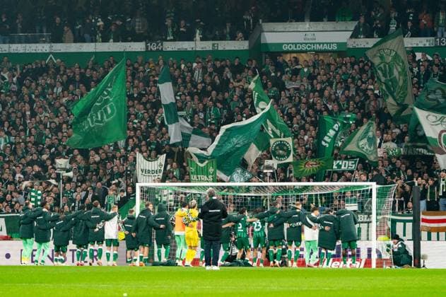 Werder jubelt Jubel nach Sieg Spielende vor den Fans, GER, SV Werder Bremen vs VfL Wolfsburg, Fussball, Bundesliga, Spieltag 10, Saison 2025 2026, 07.11.2025 DFL REGULATIONS PROHIBIT ANY USE OF PHOTOGRAPHS AS IMAGE SEQUENCES AND OR QUASI-VIDEO GER, SV Werder Bremen vs VfL Wolfsburg, Fussball, Bundesliga, Spieltag 10, Saison 2025 2026, 07.11.2025 Bremen Copyright: xEibner-Pressefoto MaxxVincenx EP_MVN