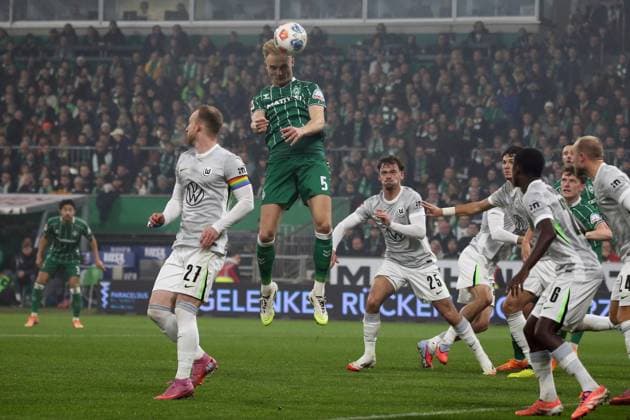 07.11.2025, xmohx, Fussball 1.Bundesliga, SV Werder Bremen - VfL Wolfsburg v.l. Maximilian Arnold (VfL Wolfsburg) Amos Pieper (SV Werder Bremen) Zweikampf, Aktion, action, battle for the ball (DFL DFB REGULATIONS PROHIBIT ANY USE OF PHOTOGRAPHS as IMAGE SEQUENCES and or QUASI-VIDEO) Bremen