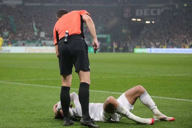 07.11.2025, xmohx, Fussball 1.Bundesliga, SV Werder Bremen - VfL Wolfsburg v.l. Aaron Zehnter (VfL Wolfsburg) verletzt, Verletzung, Schmerz, Schmerzen Schiedsrichter Referee Felix Zwayer (DFL DFB REGULATIONS PROHIBIT ANY USE OF PHOTOGRAPHS as IMAGE SEQUENCES and or QUASI-VIDEO) Bremen