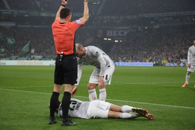07.11.2025, xmohx, Fussball 1.Bundesliga, SV Werder Bremen - VfL Wolfsburg v.l. Aaron Zehnter (VfL Wolfsburg) verletzt, Verletzung, Schmerz, Schmerzen Schiedsrichter Referee Felix Zwayer Christian Eriksen (VfL Wolfsburg) (DFL DFB REGULATIONS PROHIBIT ANY USE OF PHOTOGRAPHS as IMAGE SEQUENCES and or QUASI-VIDEO) Bremen