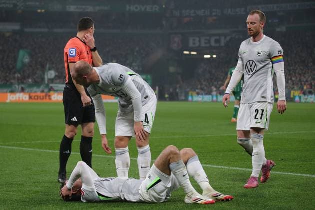 07.11.2025, xmohx, Fussball 1.Bundesliga, SV Werder Bremen - VfL Wolfsburg v.l. Aaron Zehnter (VfL Wolfsburg) verletzt, Verletzung, Schmerz, Schmerzen Schiedsrichter Referee Felix Zwayer Christian Eriksen (VfL Wolfsburg) Maximilian Arnold (VfL Wolfsburg) (DFL DFB REGULATIONS PROHIBIT ANY USE OF PHOTOGRAPHS as IMAGE SEQUENCES and or QUASI-VIDEO) Bremen