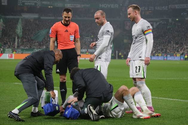 07.11.2025, xmohx, Fussball 1.Bundesliga, SV Werder Bremen - VfL Wolfsburg v.l. Aaron Zehnter (VfL Wolfsburg) verletzt, Verletzung, Schmerz, Schmerzen Schiedsrichter Referee Felix Zwayer Christian Eriksen (VfL Wolfsburg) Maximilian Arnold (VfL Wolfsburg) (DFL DFB REGULATIONS PROHIBIT ANY USE OF PHOTOGRAPHS as IMAGE SEQUENCES and or QUASI-VIDEO) Bremen