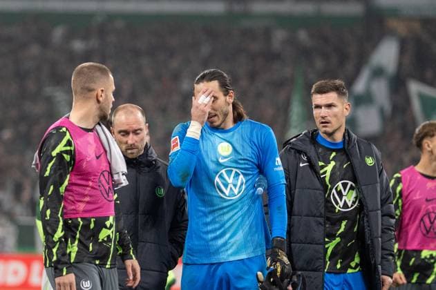Deutschland, Fussball, 1. Bundesliga, 10. Spieltag, 2025 2026, Werder Bremen - VfL Wolfsburg am 07.11. in Bremen (Weserstadion): Kamil Grabara (VfL Wolfsburg 1) kann nur noch die Hände an die Stirn legen. Copyright: xSvenxHeidmannx