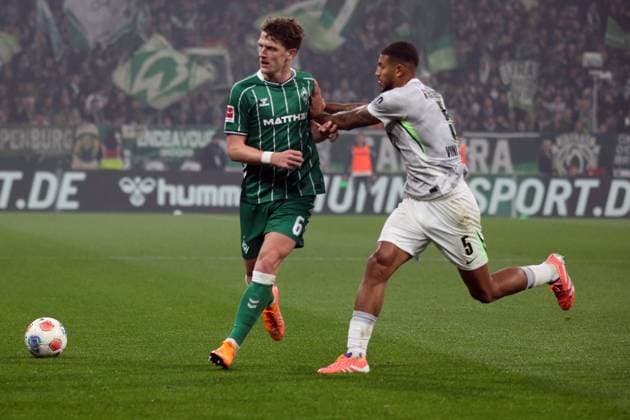 07.11.2025, xmohx, Fussball 1.Bundesliga, SV Werder Bremen - VfL Wolfsburg v.l. Jens Stage (SV Werder Bremen) Vini Souza (VfL Wolfsburg) Zweikampf, Aktion, action, battle for the ball (DFL DFB REGULATIONS PROHIBIT ANY USE OF PHOTOGRAPHS as IMAGE SEQUENCES and or QUASI-VIDEO) Bremen