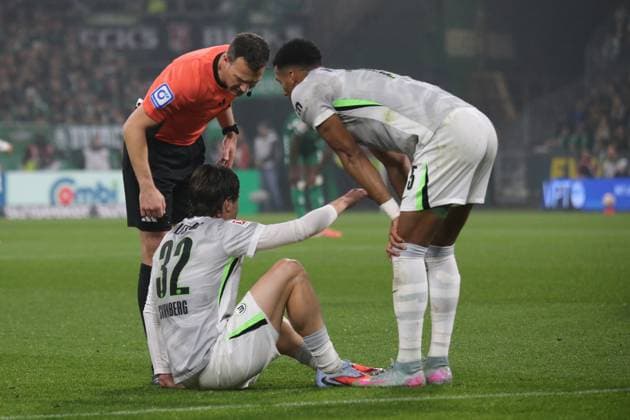 07.11.2025, xmohx, Fussball 1.Bundesliga, SV Werder Bremen - VfL Wolfsburg v.l. Schiedsrichter Referee Felix Zwayer Mattias Svanberg (VfL Wolfsburg) verletzt, Verletzung, Schmerz, Schmerzen (DFL DFB REGULATIONS PROHIBIT ANY USE OF PHOTOGRAPHS as IMAGE SEQUENCES and or QUASI-VIDEO) Bremen