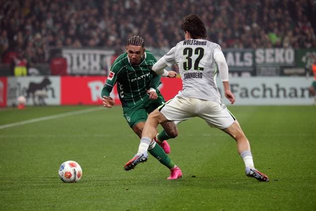 07.11.2025, xmohx, Fussball 1.Bundesliga, SV Werder Bremen - VfL Wolfsburg v.l. Justin Njinmah (SV Werder Bremen) Mattias Svanberg (VfL Wolfsburg) Zweikampf, Aktion, action, battle for the ball (DFL DFB REGULATIONS PROHIBIT ANY USE OF PHOTOGRAPHS as IMAGE SEQUENCES and or QUASI-VIDEO) Bremen