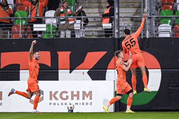 Lubin 07.11.2025 Pilka nozna PKO BP Ekstraklasa sezon 2025 2026 15 kolejka mecz: Zaglebie Lubin - Gornik Zabrze --- Football PKO Ekstraklasa 2025 2026 season 15 round match: Zaglebie Lubin - Gornik Zabrze nz Roman Yakuba Michal Nalepa Leonardo Rocha gol radosc cieszynka Fot. Kai Taller Arena Akcji NEWSPIX.PL --- newspix.pl 