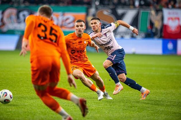 07.11.2025 LUBIN, KGHM ZAGLEBIE ARENA, PILKA NOZNA (FOOTBALL), PKO BANK POLSKI EKSTRAKLASA ( PKO EKSTRAKLASA POLISH LEAGUE ), SEZON 2025 2026 MECZ KGHM ZAGLEBIE LUBIN - GORNIK ZABRZE NZ ERIK JANZA JAKUB KOLAN FOTO LUKASZ SKWIOT CYFRASPORT NEWSPIX.PL --- Newspix.pl  20251107CSLS00018