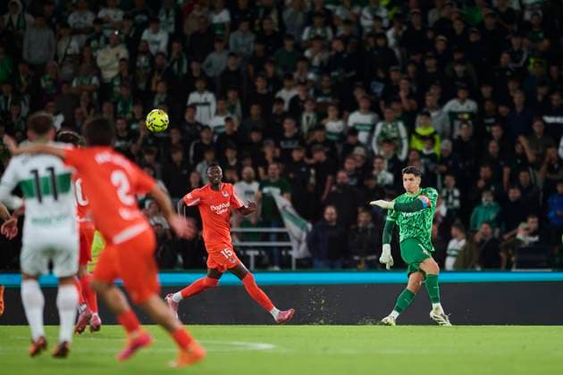 November 7, 2025, Elche, Alicante, Spain: Matias Dituro Goalkeeper of Elche CF passes the ball during the Spanish League, LaLiga EA Sports, football match played between Elche CF and Real Sociedad at Estadio Manuel Martinez Valero on November 7, 2025 in Elche, Alicante, Spain. Elche Spain - ZUMAa181 20251107_zaa_a181_265 Copyright: xFranciscoxMaciax