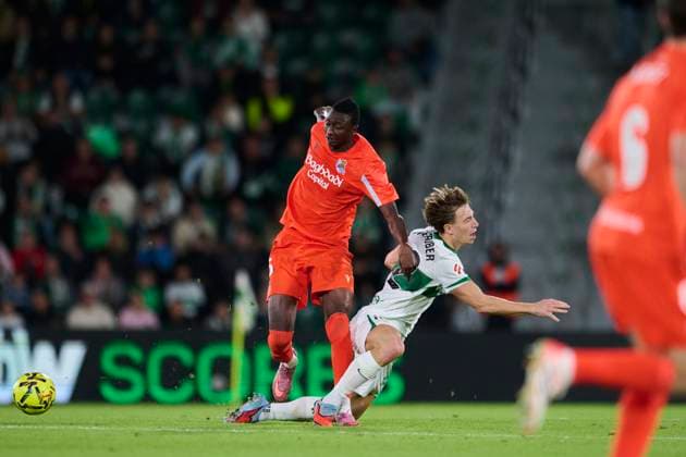 November 7, 2025, Elche, Alicante, Spain: Alvaro Nunez of Elche CF competes for the ball with David Affengruber of Elche CF during the Spanish League, LaLiga EA Sports, football match played between Elche CF and Real Sociedad at Estadio Manuel Martinez Valero on November 7, 2025 in Elche, Alicante, Spain. Elche Spain - ZUMAa181 20251107_zaa_a181_266 Copyright: xFranciscoxMaciax