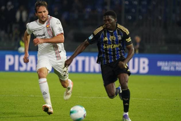 Pisa s Ebenezer Akinsanmiro in action ...During the Serie A soccer match between Pisa and Cremonese at the Cetilar Arena Romeo Anconetani Stadium in Pisa; Center West Italy; saturday November 07; 2025 ; Soccer  Copyright: xAlessandroxLaxRoccax