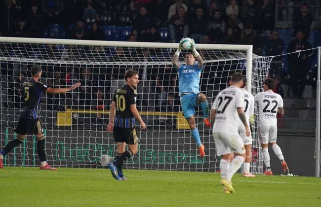 Pisa s Ball Keeper Adria Semper ....During the Serie A soccer match between Pisa and Cremonese at the Cetilar Arena Romeo Anconetani Stadium in Pisa; Center West Italy; saturday November 07; 2025 ; Soccer  Copyright: xAlessandroxLaxRoccax