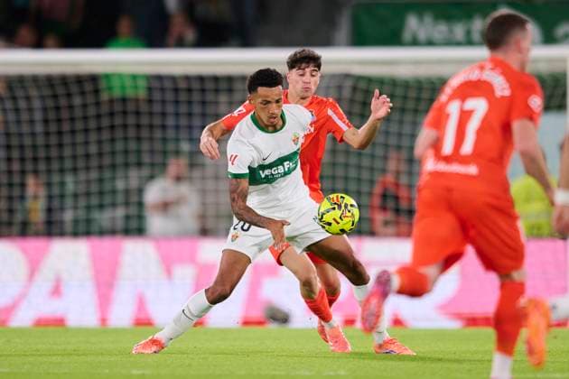 Elche CF v Real Sociedad- LaLiga EA Sports ELCHE, SPAIN - NOVEMBER 7: Alvaro Rodriguez of Elche CF competes for the ball with Jon Gorrotxategi of Real Sociedad during to the LaLiga EA Sports match between Elche CF and Real Sociedad at Manuel Martinez Valero stadium on November 7, 2025 in Elche, Spain. (Photo by Francisco Macia Photo Players Images Magara Press) Elche Estadio Martinez Valero Spain Copyright: xFranciscoxMaciax