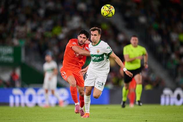Elche CF v Real Sociedad- LaLiga EA Sports ELCHE, SPAIN - NOVEMBER 7: Gonzalo Guedes of Real Sociedad competes for the ball with Alvaro Nunez of Elche CF during to the LaLiga EA Sports match between Elche CF and Real Sociedad at Manuel Martinez Valero stadium on November 7, 2025 in Elche, Spain. (Photo by Francisco Macia Photo Players Images Magara Press) Elche Estadio Martinez Valero Spain Copyright: xFranciscoxMaciax